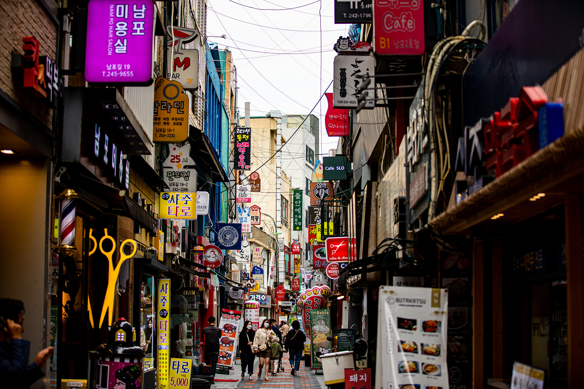 회의 중 의견을 나누는 사람들